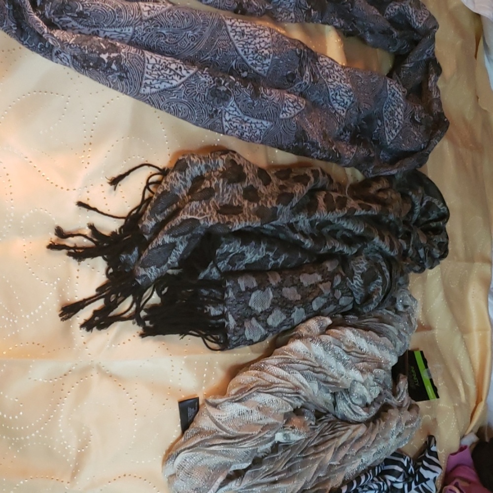 Lot of 4 scarves